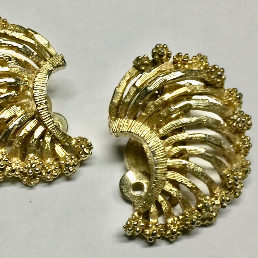 VTG 50s LISNER Shiny Textured Gold Tone Filigree Cornucopia Clip On Earrings 1"